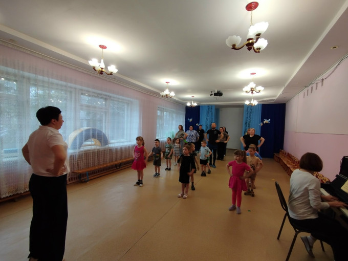 Гимнастика с родителями.